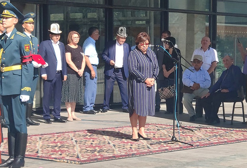 Роза Исаковна вспомнила, что впервые открыла для себя горы Иссык-Куля благодаря Эмилю Джапаровичу. Фото: Андрей Митришкин