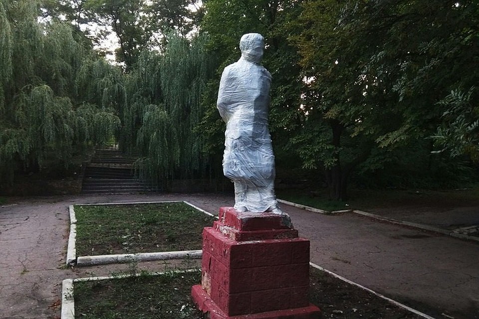 Полуразрушенную 60-летнюю скульптуру поэта замотали в пленку, после чего критики прозвали ее «мумия Пушкина». Фото: telesyk.livejournal.com
