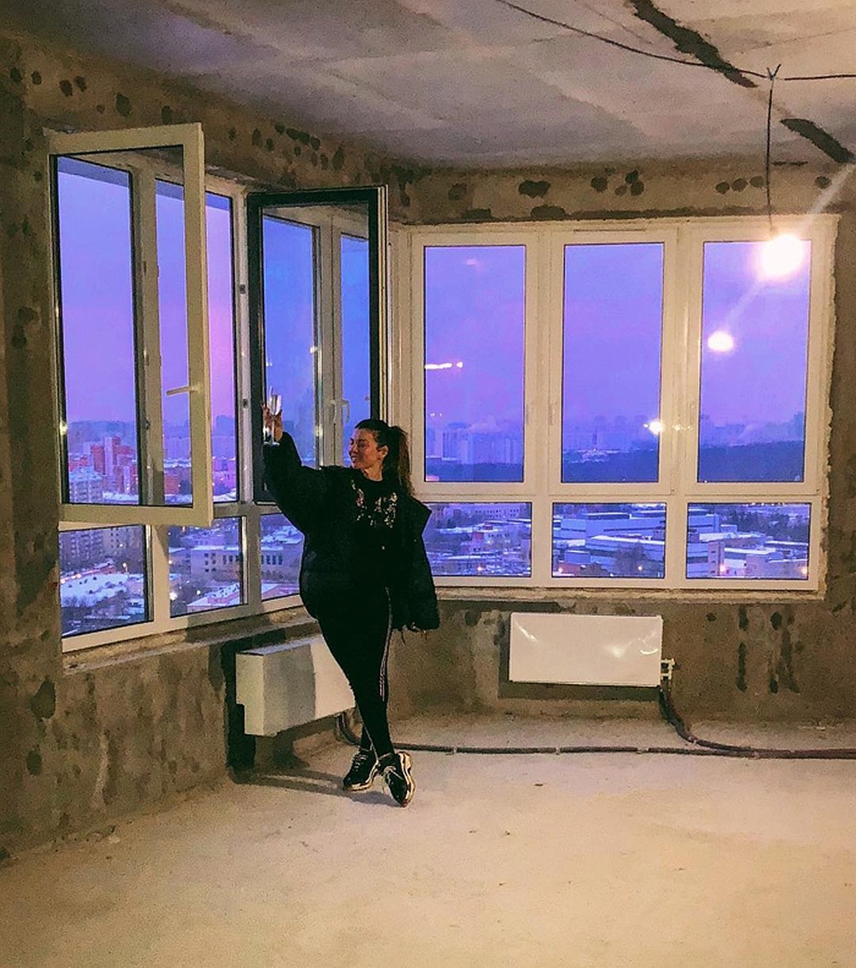 Анна Седокова в своей ипотечной квартире в Москве, где певица будет делать ремонт Фото: Личный архив