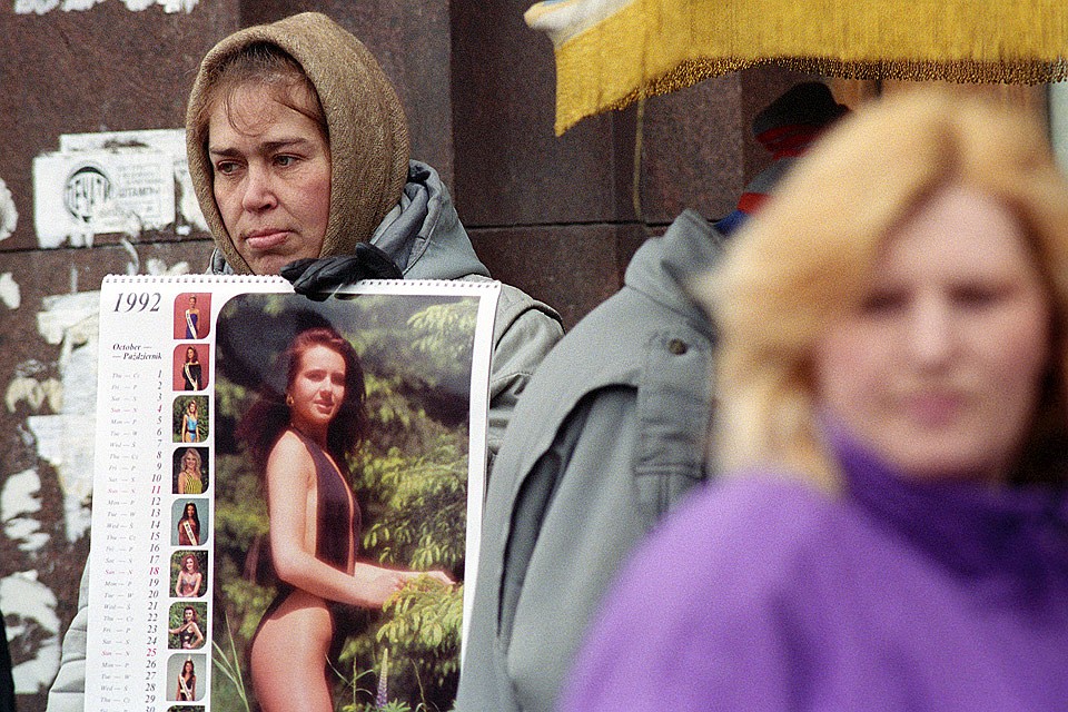 Уличная торговля начала 90-х, женщина продает календари у метро в Москве. Фото Игоря Зотина /ИТАР-ТАСС/