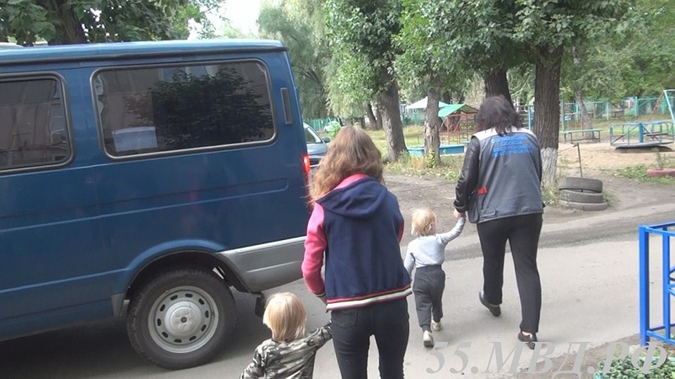 Детей уводят органы опеки Фото: Пресс-служба УМВД России по Омской области