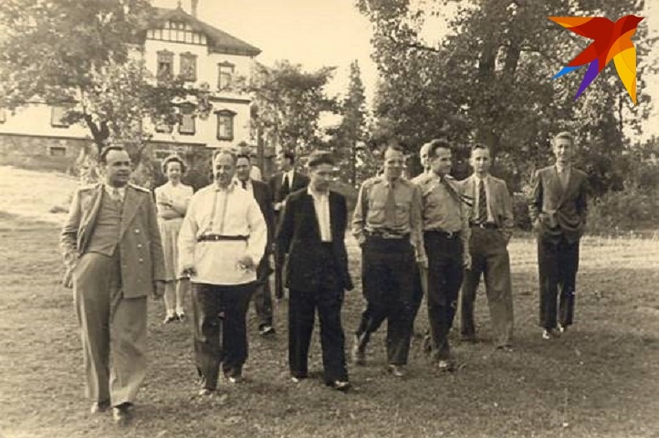 Представители белорусских властей и миссии UNRRA (1946 год, Минск). Фото: архив ООН.