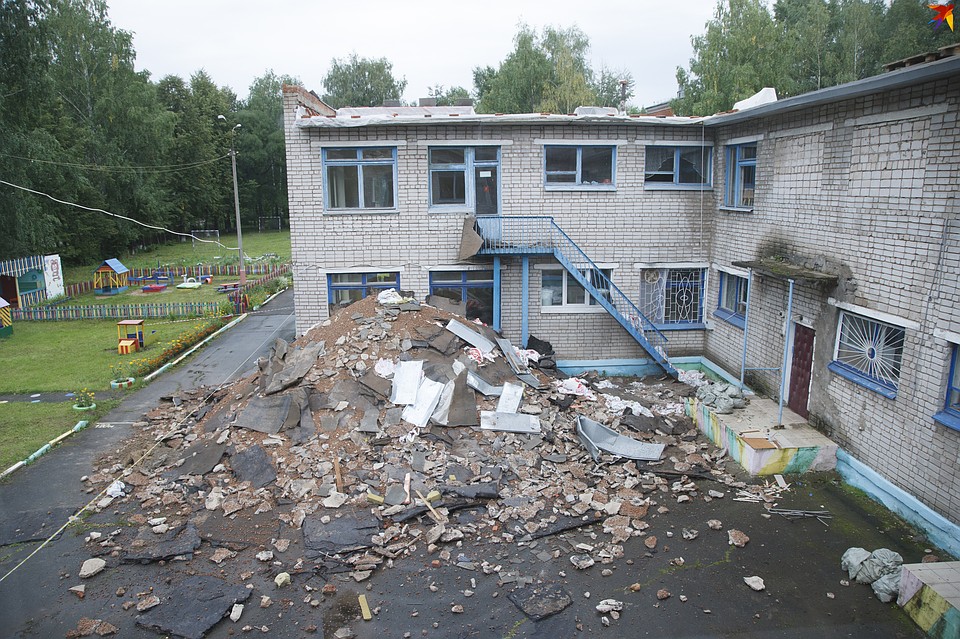 Демонтаж старых кровель занял много времени Фото: Сергей ГРАЧЕВ