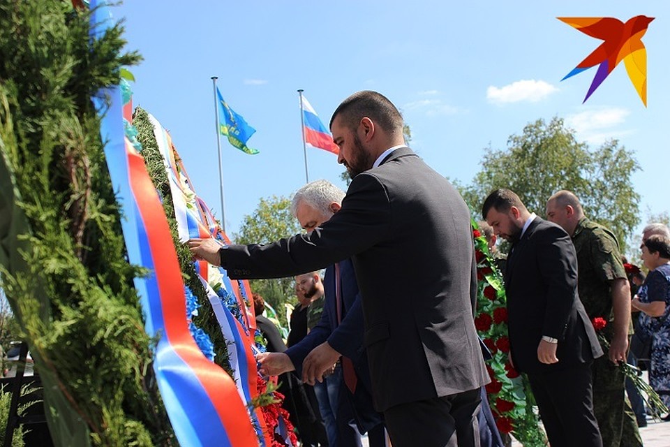 В Донецке почтили память Александра Захарченко у его могилы Фото: Никита МАКАРЕНКОВ, Павел ХАНАРИН