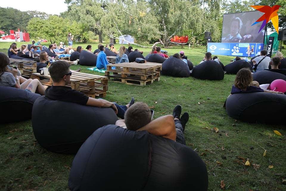 Гости фестиваля смотрели кино под открытым небом Фото: Святослав ЗОРКИЙ