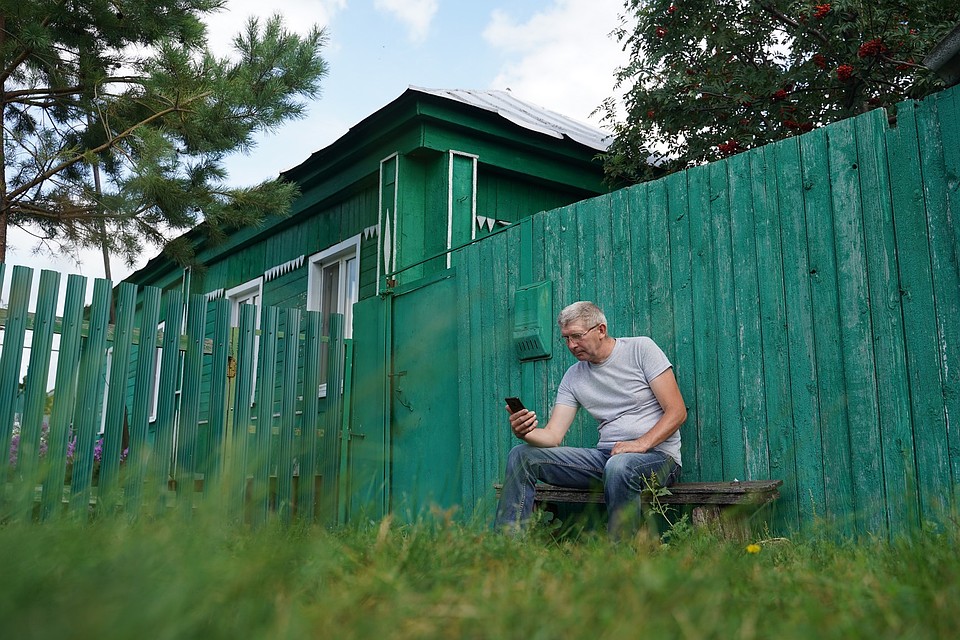 Там, где пока невозможно провести оптоволокно, «Ростелеком» бесплатно раздает Wi-Fi. Интернету рады люди всех возрастов. Фото: Светлана МАКОВЕЕВА