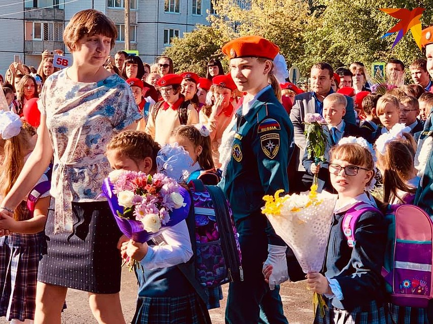 На торжественной линейке. Фото: Татьяна РУМЯНЦЕВА