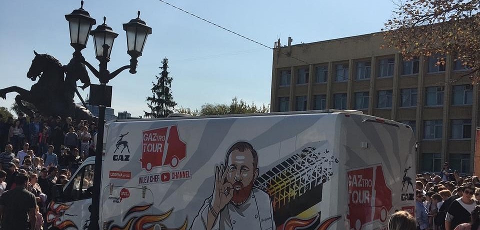 Поглазеть на самого раскрученного шеф-повара России собрались сотни рязанцев.