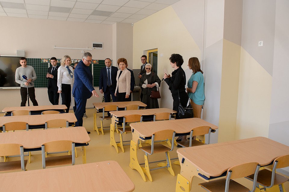 Парты в учебных классах «Лидера» позволяют детям чувствовать себя комфортно во время уроков.