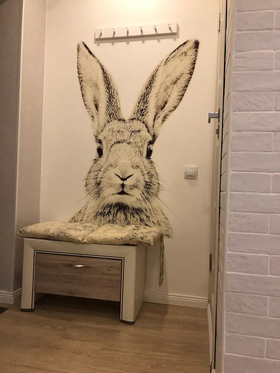 В холле госте й встречает кролик. ФОТО: airbnb.ru