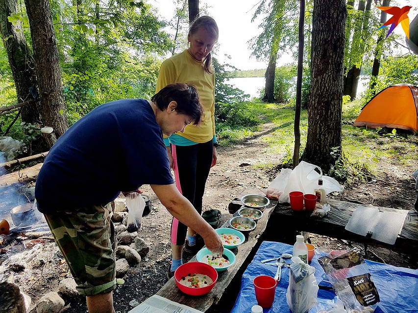 Стоянка на озере Черном, одно из немногих мест на болоте, где можно разбить лагерь. Фото: Артём БАЗАРОВ