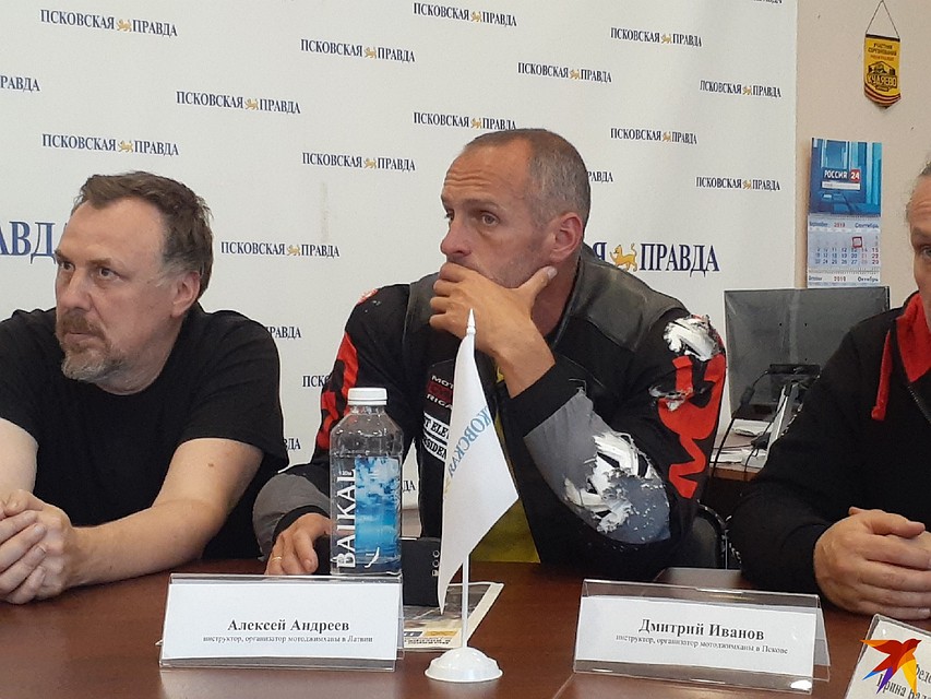 Мотоциклисты приехали на круглый стол сразу после тренировки. Фото: Елизавета Славятинская