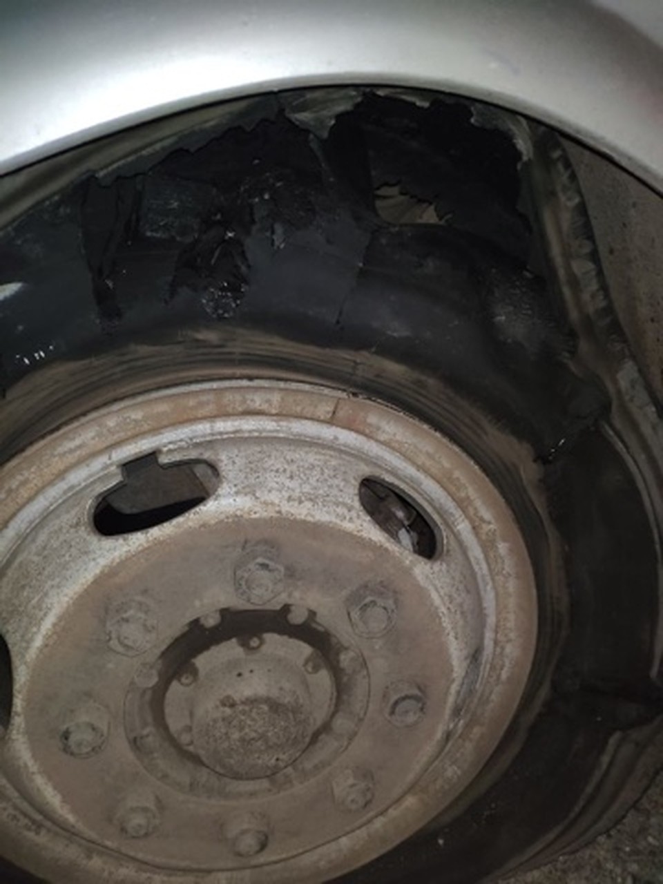 У автобуса прострелили колеса.