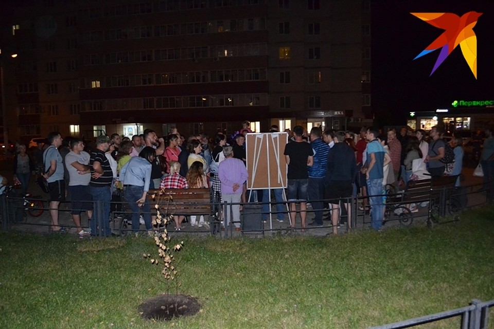 На собрании жильцы активно составляли «список угроз», исходящих от новой дороги. Фото: Кирилл Мишин