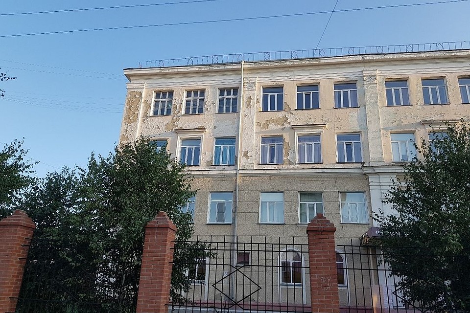 Куски штукатурки падают рядом с детьми. Фото: Новосибирская служба эвакуации «АСТ-54»