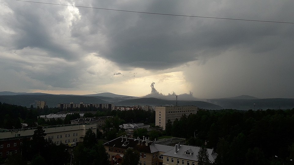 Странное облако оказалось смерчем. Фото: Юлия Белина.