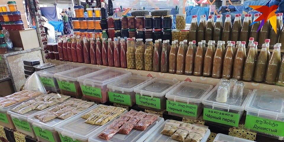 На тбилисском рынке "Дезертирский" продаются недорогие грузинские специи Фото: Дарья ЛОМОНОВСКАЯ