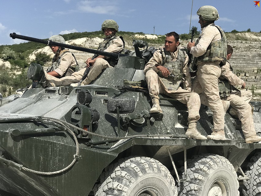 Во время съемок происходит уничтожение колонны наших солдат боевиками Фото: Анна САДОВНИКОВА