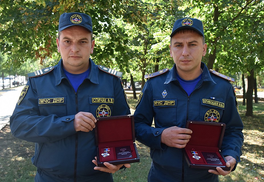 Денис Пушилин вручил знак отличия «За заслуги перед Республикой» – трем сотрудникам МЧС. Фото: denis-pushilin.ru