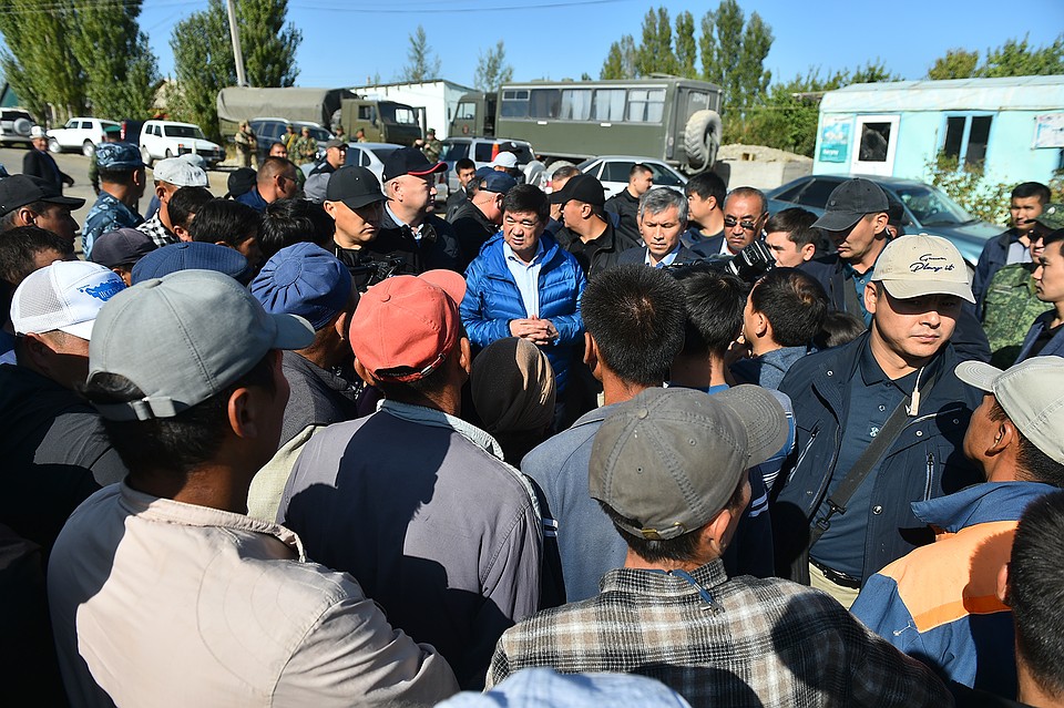 Абылгазиев встретился с жителями села Максат. Фото: Пресс-служба правительства КР