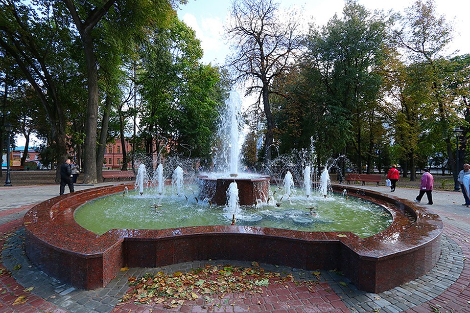 К 17 сентября запустили фонтан в круглом сквере. Фото: пресс-служба Брянской городской администрации