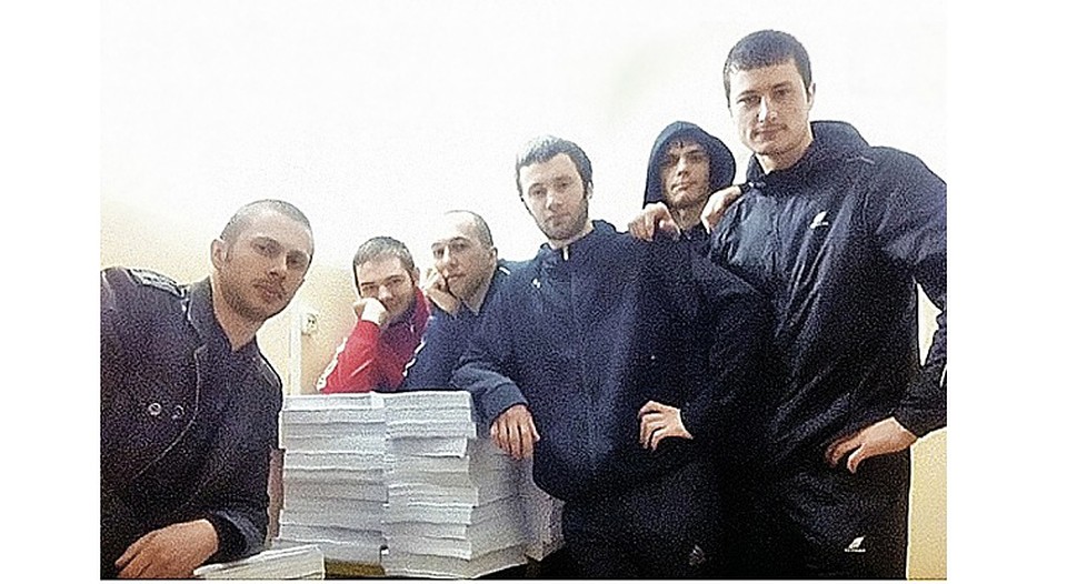 «Партизаны» (слева направо) Вадим ковтун, Роман Савченко, Алексей Никитин, Александр Ковтун, Максим Кириллов и Владимир Илютиков позируют рядом с многотомными уголовными делами. Они хоть уже и за решеткой, но умудряются публиковать фото в соцсети.