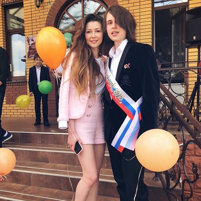 Настя сама сделала это фото: дочь Анна на выпускном у Майкла. Фото: инстаграм Анастасии Заворотнюк