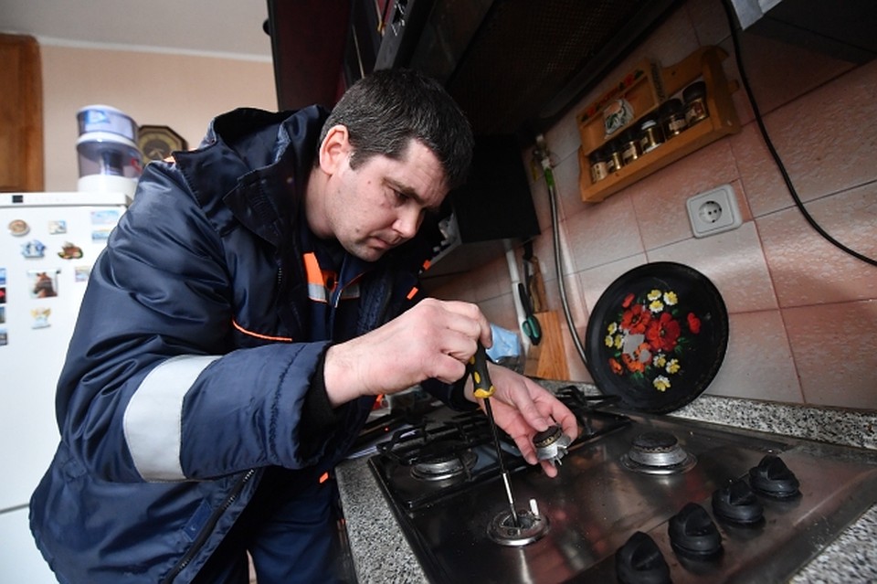 Настоящие газовики не берут деньги за проверку оборудования Фото: Владимир ВЕЛЕНГУРИН