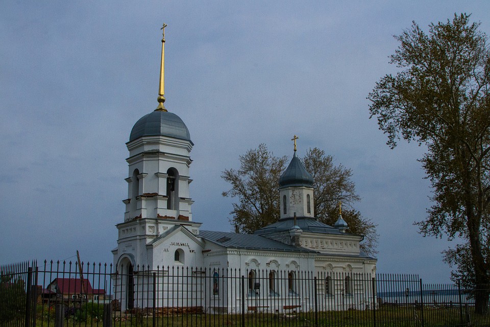 Храм находится на острове, соединенном с берегом насыпной дамбой.