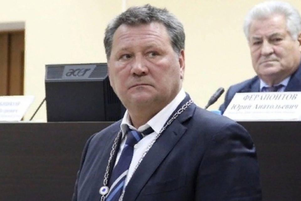 По словам знакомых, в политику мужчина не рвался