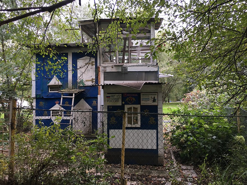 За это время будка поизносилась, как Рафаиль Хамидулин ее ни подкрашивал. Фото: Павел КЛОКОВ