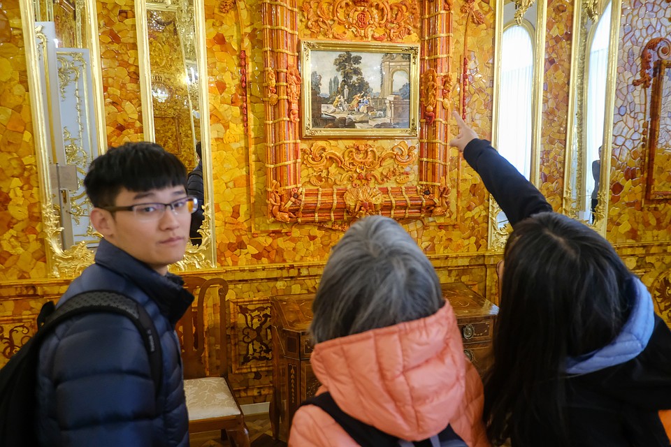 Съемка в Янтарной комнате запрещена. Это единственное место, где туристы отводят взгляд от экранов смартфонов. Фото: Артем КИЛЬКИН