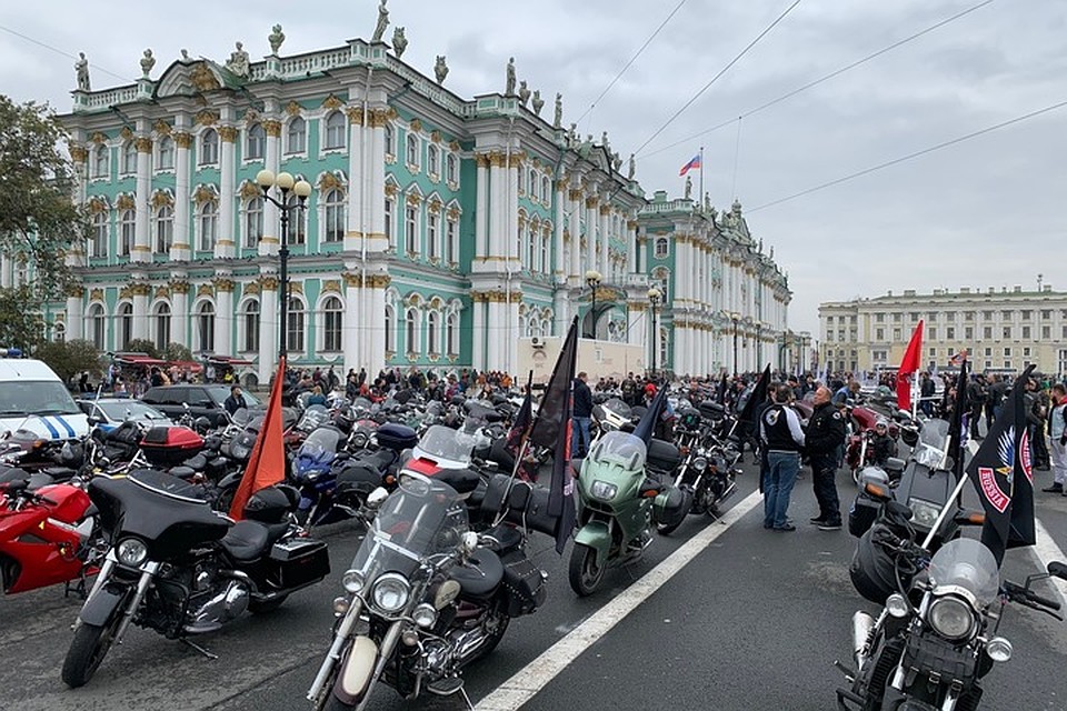 Закрытие мотосезона-2019 собрало в центре Санкт-Петербурга несколько тысяч участников. Фото: сообщество "Питерское закрытие мотосезона 2019" Вконтакте