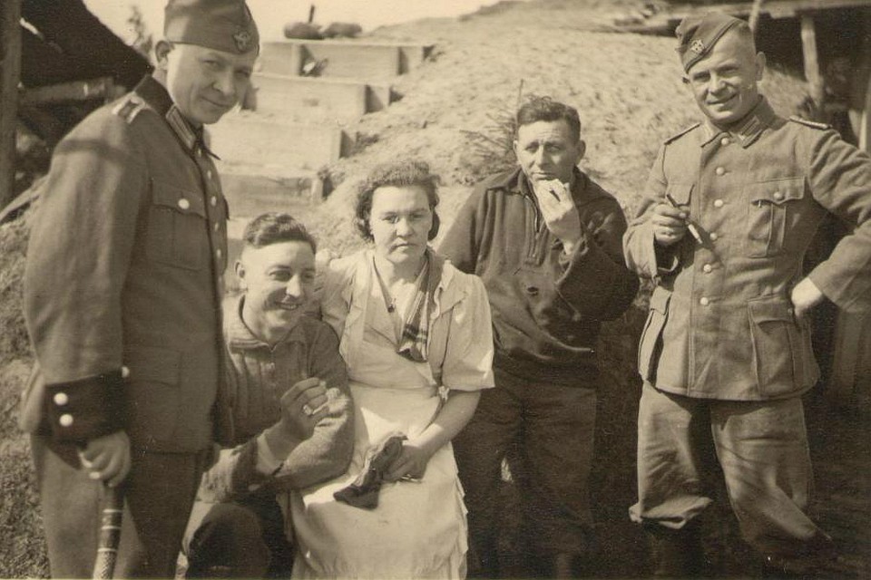 Тамара, наша «бункерная фея» и мы около бункера в Луге-Жельцах. Март, 1943 год. Фото: Лужский филиал ГБУК ЛО «Музейное агентство» – Лужский историко-краеведческий музей