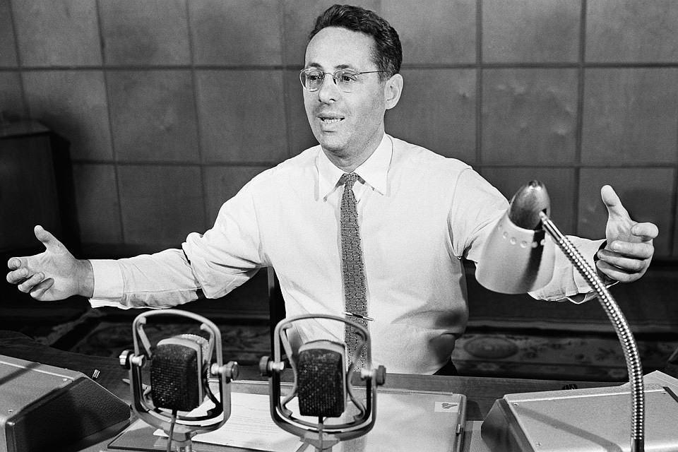 12 апреля 1961 г. Диктор Всесоюзного радио Юрий Борисович Левитан во время передачи радиосообщения об успешном завершении полета первого в мире космонавта Юрия Гагарина. Фото Евгений Кассин, Владимир Савостьянов/ТАСС