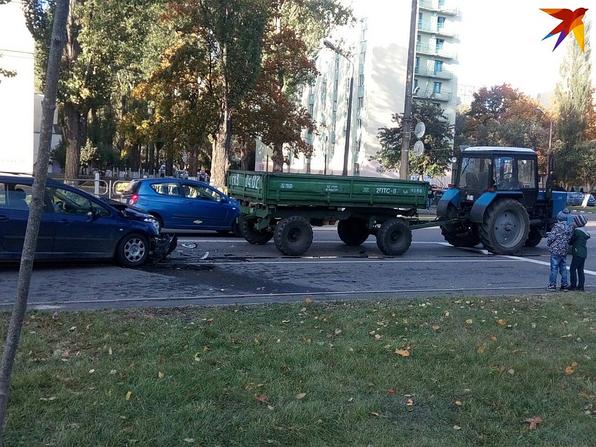 Легковушка протаранила прицеп в Гомеле Фото: Архив "КП"