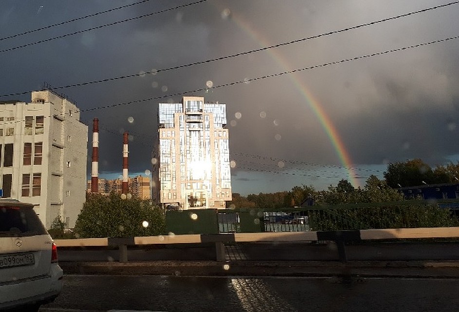 Где-то радуге пришлось пробиваться сквозь тучи и дождик. Фото: vk.com/unreleased_dtp
