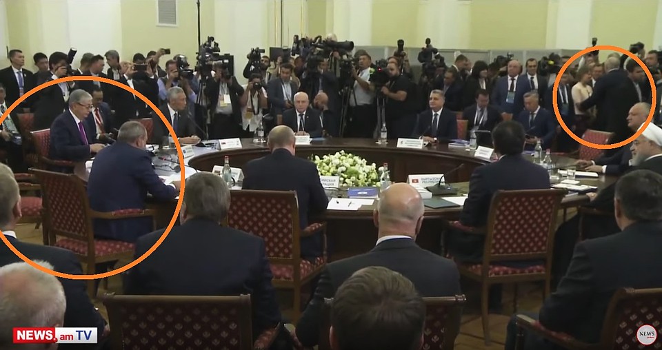 Лукашенко общается с женщиной (на фото справа), Пашинян выступает с приветственной речью (слева). Кресло рядом - пустует. Кадр портала news.am.