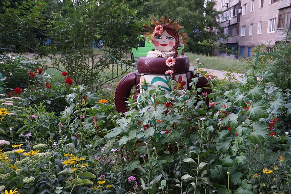 Жители Церетели, 14 создали в своем дворе сказку. Фото: Юлия АНДРИЕНКО