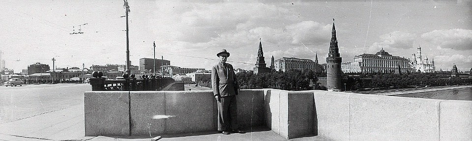 Эту фотографию, выполненную в 1950 году, можно считать первым панорамным селфи автора. Большой каменный мост был излюбленной точкой съемки конструктора, жившего неподалеку, в доме номер три на Полянке.