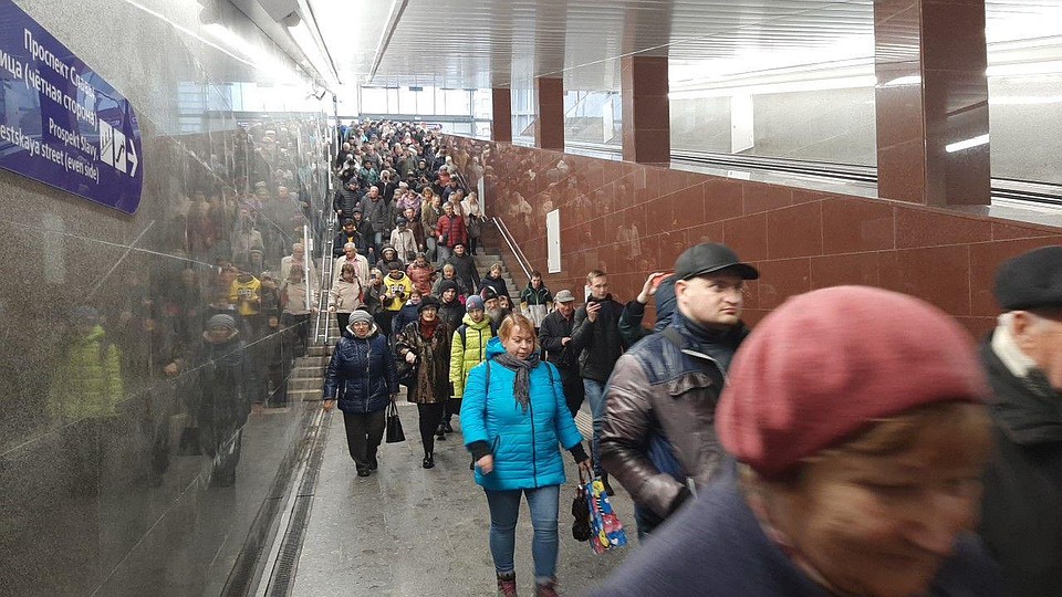 Открытие станций вызвало ажиотаж среди петербуржцев. Фото: Сергей ВОЛЧКОВ