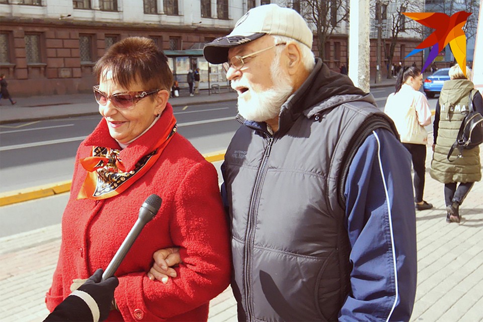 Нина Моисеевна и Александр Леонович: "Рассматриваем кросводры". Фото: Микита НЕДАВЕРКОВ