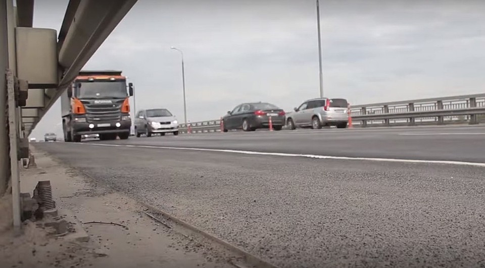 Качество дорожного покрытия на мосту оставляет желать лучшего