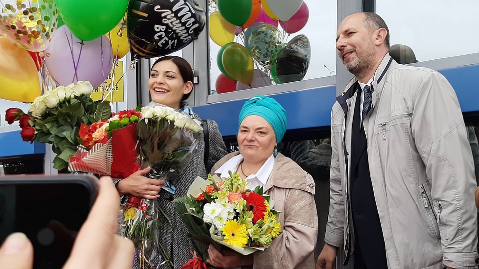 Мама учительницы Юлия Юрьевна растрогалась их встрече после финала. Фото: Екатерина СИМОХИНА
