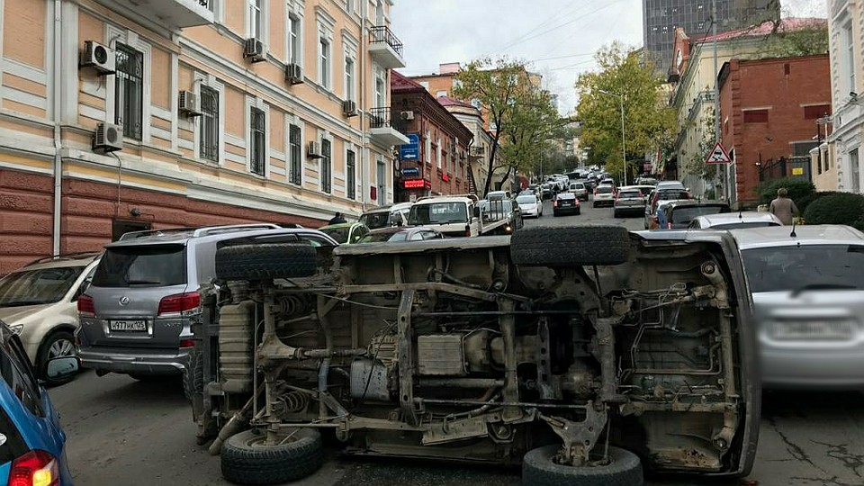 Минивэн приземлился рядом с припаркованными авто Фото: Сергей ЛАНИН