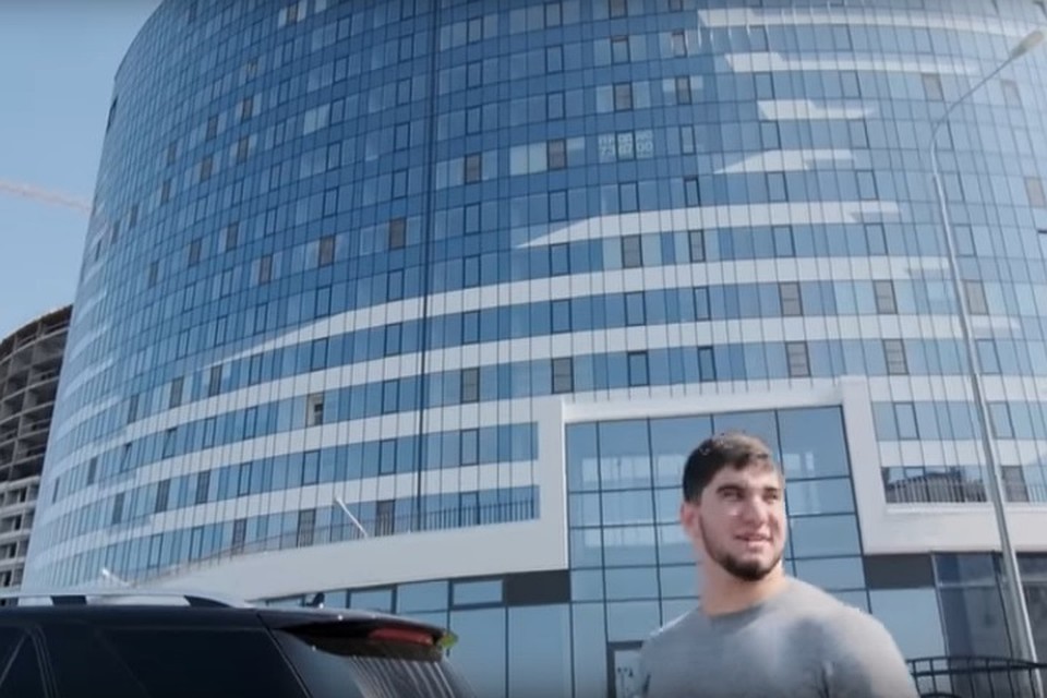 Позади Тамаева дом, где он купил квартиру