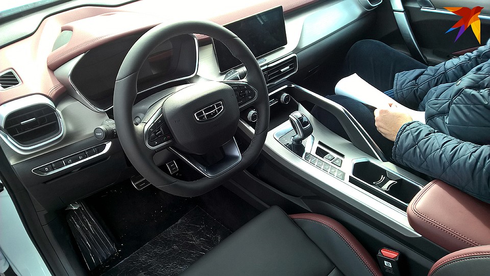 У Geely SX11 очень интересный салон – никогда не скажешь, что это китаец. Фото: Геннадий МОЖЕЙКО
