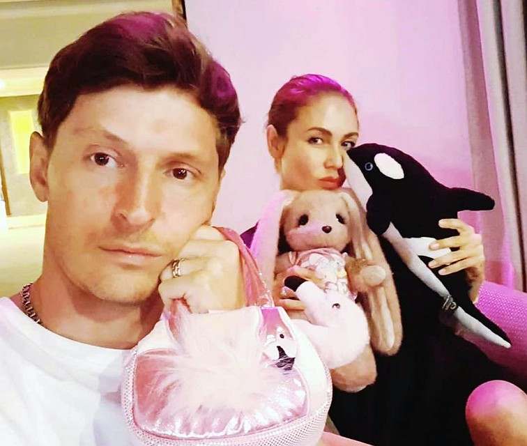 Ляйсан и Паша с игрушками Фото: Личная страничка героя публикации в соцсети