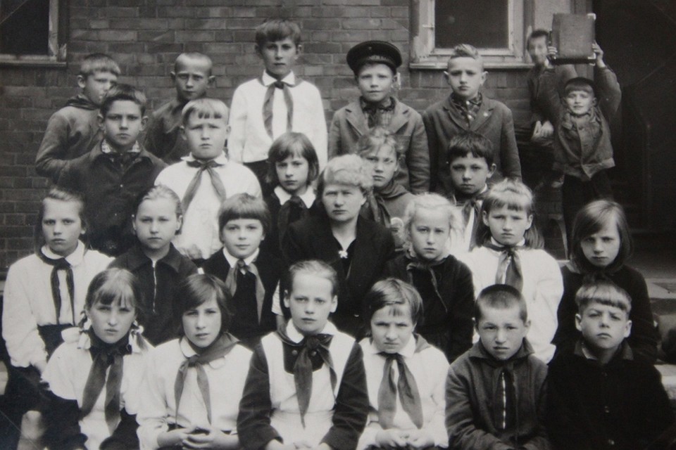 Выпускники гастелловской школы в начале 60-х. В центре - учитель Мария Никифоровна Зяблова. Фото: Иван МАРКОВ