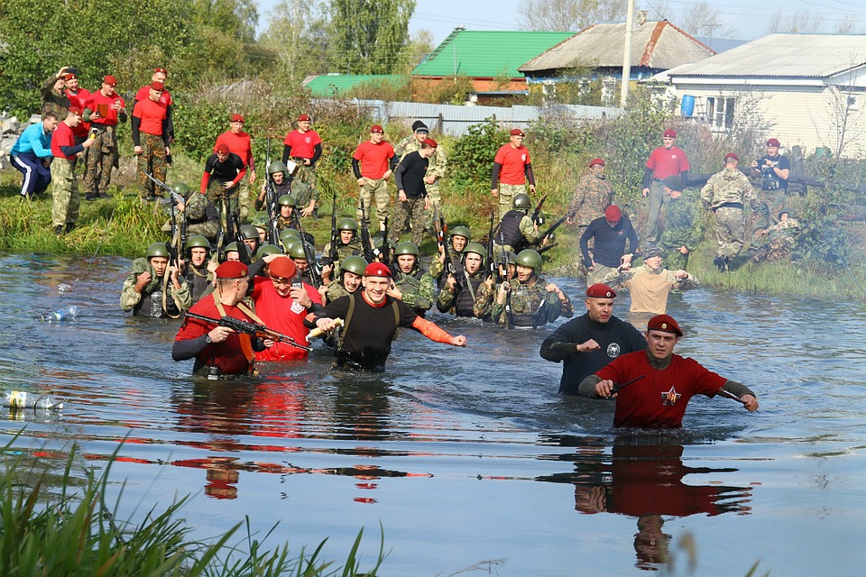 Инструкторы сопровождают бойцов везде. Даже водную преграду проходят вместе с ними. Фото: УФСИН России по Республике Мордовия